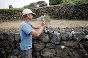 Pietro Di Malta ist Steinmetz und baut die typischen Steinmauern der Insel.