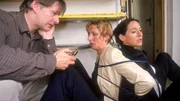 Decker (Max Herbrechter) hat Susanne Thiel (Kirsten Block, Mi.) und Engelhardt (Charlotte Schwab) gefesselt und mit Benzin übergossen. Decker (Max Herbrechter) hat Susanne Thiel (Kirsten Block, Mi.) und Engelhardt (Charlotte Schwab) gefesselt und mit Benzin übergossen.