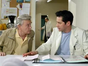 MDR Fernsehen IN ALLER FREUNDSCHAFT FOLGE 281, "Alte Liebe, neues Gl&uuml;ck", am Freitag um 11:45 Uhr. Doch bei der Routineuntersuchung von Helmut Simoni (G&uuml;nter Kurze, li.) stellt sich heraus, dass er kurz vor einem Herzinfarkt steht. Da er zu seinem Bruder Prof. Simoni Dieter Bellmann, mi.) kein Vertrauen zu haben scheint, holt er sich von Dr. Brentano (Thomas Hoch, re.) eine zweite Meinung.