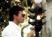 MacGyver (Richard Dean Anderson) schaut sich in Budapest um.