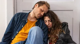 Zufall oder Schicksal? Mely (Seyneb Saleh, re.) und Paul (Anton Spieker, li.) verbringen eine Nacht miteinander.