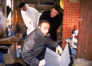 Semir (Erdogan Atalay, v.) und Tom (Ren&eacute; Steinke) finden in einem Wohnwagen nahe der Unfallstelle einen leeren Geldkoffer und machen sich Gedanken &uuml;ber den Verbleib des Inhalts.