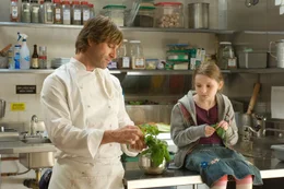 Nick (Aaron Eckhart, l.) findet schnell Zugang zu der kleinen Zoe (Abigail Breslin, r.). Seit dem Tod ihrer Mutter lebt das M&auml;dchen bei ihrer Tante Kate. Doch die Stark&ouml;chin ist mit dem Kind v&ouml;llig &uuml;berfordert ...