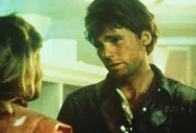 MacGyver (Richard Dean Anderson, r.) verabschiedet sich von Barbara Spencer (Darlanne Fluegel, l.), die bei der Rettungsaktion verletzt worden ist. MacGyver (Richard Dean Anderson, r.) verabschiedet sich von Barbara Spencer (Darlanne Fluegel, l.), die bei der Rettungsaktion verletzt worden ist.