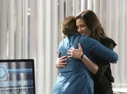 Brennan (Emily Deschanel, l.) freut sich mit ihrer Freundin und Kollegin Angela (Michaela Conlin) &uuml;ber die Neuigkeiten.