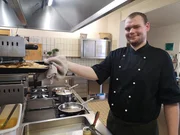 Landgasthof zur Hammerschmiede mit Karpfenzucht in Birnbaum bei Gerhardshofen: Neuzuwachs Koch Lukas Martens (19) in der K&uuml;che.