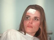 Sandra Esser (Andrea Luedke) im Krankenhaus.