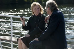 Christoph (Walter Sittler) zieht Christiane (Maren Kroymann) wegen ihres manischen Smartphoneverhaltens auf.