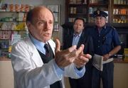 Vianello (Karl Fischer, re.) und Brunetti (Uwe Kockisch, Mitte) f&uuml;hlen dem religi&ouml;s fanatischen Apotheker Franchi (Nikolaus Paryla) auf den Zahn.