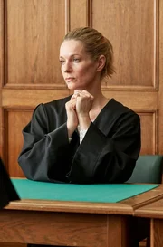 Romy Heiland konzentriert bei der Gerichtsverhandlung gegen ihre Assistentin Ada.