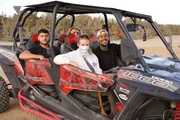 Auswanderer Dominik mit Freunden im Buggy
