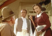 Mrs. Oleson (Katherine MacGregor, r.) und Mr. Oleson (Richard Bull, M.) dulden es nicht l&auml;nger, dass der Farmer Holbrook (John Alderson, l.) ihren Eingang blockiert.