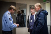 Wisting (Sven Nordin, re.) und Hammer (Mads Ousdal, Mitte) wollen beim Justizbeamten Molander (Anderz Eide, li.) mehr &uuml;ber den Entflohenen erfahren.