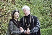 Sorgen sich, wie ihre Zukunft am Hofe des K&ouml;nigs weitergehen soll: Anne (Natalie Dormer, l.) und ihr Vater Sir Thomas Boleyn (Nick Dunning, r.) ...