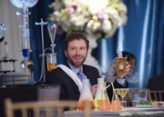 Hodgins (T.J. Thyne) sorgt mit seinen Mix-Drinks f&uuml;r gute Stimmung auf der Hochzeit seiner Kollegen.