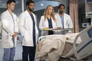 (v.l.n.r.) Dr. Benson Kwan (Harry Shum jr.); Dr. Winston Ndugu (Anthony Hill); Dr. Teddy Altman (Kim Raver); Dr. Ben Warren (Jason George)