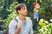 Stefan (Hendrik Duryn) steht vor einem ungew&ouml;hnlichen Gartenzwerg.
