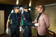 Pinar (Aybi Era) und Kris (Marc Barthel, M.) nehmen Alexander Stahlberg (Roland Jankowsky, r.) in Gewahrsam und bringen ihn zur Befragung aufs Revier.