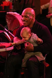 Noch wei&szlig; Robin nicht, wie sie ihrer Freundin erz&auml;hlen soll, dass Mike Tyson (Mike Tyson) auf Marvin aufgepasst hat ...