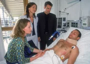 Semir (Erdogan Atalay, re.) erf&auml;hrt von (v.li.) Andrea (Carina Wiese), seiner Chefin Engelhardt (Charlotte Schwab) und Tom (Rene Steinke), dass er unter Drogeneinfluss gestanden hat und es jemand auf ihn abgesehen hat.