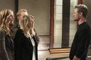 Diskutieren, was mit Cristina geschehen soll, die offiziell ihre K&uuml;ndigung eingereicht hat: Teddy (Kim Raver, l.) Meredith (Ellen Pompeo, 2.v.r.), Owen (Kevin McKidd, 2.v.l.) und Mark (Eric Dane, r.) ...