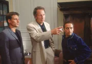 Alarm f&uuml;r Cobra 11 - Die Autobahnpolizei "Verraten und verkauft". Im Bild: Tom (Ren&eacute; Steinke, li.) und Semir (Erdogan Atalay, re.) befragen Dr. Kr&uuml;ger (Hartmut Becker) &uuml;ber Becker.