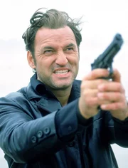 Der Gangster Steeg (Mark Kuhn) beschie&szlig;t den Polizeihubschrauber und versucht zu fliehen...