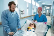 Ansgar (Matthias Ziesing) erwischt Lea (Charlotte Puder) gerade noch auf dem Weg zum OP. Er spricht ihr gut zu und will auf sie warten.