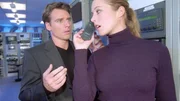 Tom (Ren&eacute; Steinke) &uuml;berpr&uuml;ft mit Anja Dahlhaus (Stefanie Mensing) einen Anrufbeantworter via Fernabfragen. Dabei erkennt er die Stimme eines Verd&auml;chtigen.