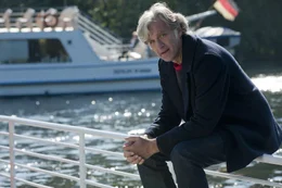 Christoph (Walter Sittler) beobachtet am&uuml;siert Christiane, die ohne ihr Smartphone durchzudrehen droht.  Honorarfrei - nur f&uuml;r diese Sendung bei Nennung ZDF und BRITTA KREHL