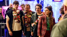 Vor der Karaokebar verteidigt Mely (Seyneb Saleh, re.) den Freund von Volker (Frank Casali, 2. v. re.), Paul (Anton Spieker, 2. v. li.) und Christian (Nicol&ograve; Pasetti, li.) vor einem Nazi.