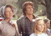 Marys (Melissa Sue Anderson, 2.v.r.) Wettbewerb im Seilspringen steht unmittelbar bevor. Caroline (Karen Grassle, l.) und Charles (Michael Landon) sind stolz auf ihre T&ouml;chter.