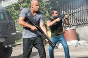 Der ehemalige FBI Beamte Brian O'Conner (Paul Walker, r.) und der professionelle Verbrecher Dominic Toretto (Vin Diesel, l.) k&auml;mpfen sich durch Rio De Janeiro ...