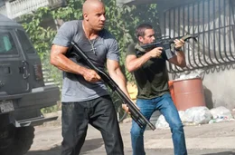 Der ehemalige FBI Beamte Brian O'Conner (Paul Walker, r.) und der professionelle Verbrecher Dominic Toretto (Vin Diesel, l.) k&auml;mpfen sich durch Rio De Janeiro ...