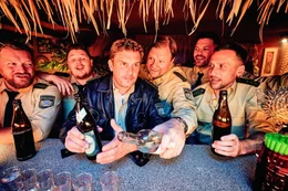 Zur Feier des Tages erstmal ein, zwei, drei&hellip; Bier! Franz Eberhofer (Sebastian Bezzel, 3.v.li.) und sein alter Polizeischulkollege Kuglmayer (Michael A. Grimm, 3.v.re.) feiern ihr Wiedersehen.