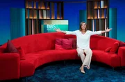 Inka Schneider pr&auml;sentiert das neue Design der Sendung &bdquo;DAS! Rote Sofa&ldquo;.