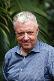 John SESSIONS (Hugh Davenport)