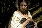 Bohdanka (Martha Issov&aacute;) k&uuml;mmert sich um einen verwundeten Raben.