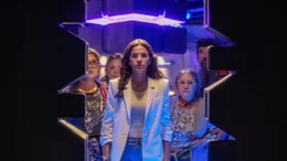 Bruna Marquezine als Jenny Kord, mi.