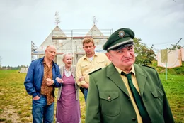 Moratschek (Sigi Zimmerschied, r.) kann dem ganzen Fall keinen so rechten Glauben mehr schenken? Im Hintergrund v.l.n.r.: Rudi Birkenberger (Simon Schwarz), Oma Eberhofer (Enzi Fuchs), Franz Eberhofer (Sebastian Bezzel).