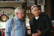 L-R: Vater (Ralph Waite) und Gibbs (Mark Harmon)