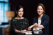 v.li.: Jennifer Khakshouri und Laura de Weck - Moderatorinnen Literaturclub v.li.: Jennifer Khakshouri und Laura de Weck - Moderatorinnen Literaturclub