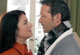 Cleo (Christine Neubauer) und ihr netter Nachbar Jan (Michael Roll) kommen sich n&auml;her. Weiteres Bildmaterial finden Sie unter www.br-foto.de.