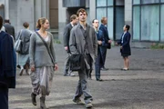Tris (Shailene Woodley, l.) und ihr Bruder Caleb (Ansel Elgort, r.) geh&ouml;ren der Fraktion der selbstlosen Altruan an, deren Tugenden sich in Demut und Enthaltsamkeit zeigen. Doch Tris f&uuml;hlt sich einer anderen der f&uuml;nf Fraktionen, den furchtlosen Ferox, um einiges n&auml;her ...