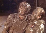 Das Tauziehen zwischen Charles (Michael Landon, l.) und Mr. Oleson (Richard Bull, r.) wird zur Schlammschlacht.