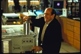 Als die Forschungsgelder f&uuml;r eine Pille, die eine sanftere Geburt erm&ouml;glichen soll, gek&uuml;rzt werden, hat Dr. Larry Arbogast (Danny DeVito) die rettende Idee. Er bittet seinen Kollegen zum Selbstversuch ...