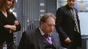 Eames (Kathryn Erbe) und Goren (Vincent D'Onofrio, r.) bitten Mr. Gary (Rodrick Covington), die Verbrecherkartei durchzusehen. Vielleicht ist der M&ouml;rder vorbestraft.