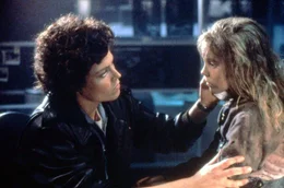 Ripley (Sigourney Weaver, l.) ist fest entschlossen, Newt (Carrie Henn, r.) vor den Aliens zu besch&uuml;tzen ...