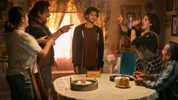 L-R: Elpidia Carrillo als Roc&iacute;o Reyes, George Lopez als Rudy Reyes, Xolo Maridue&ntilde;a als Jaime Reyes,Belissa Escobedo als Milagro Reyes, Dami&aacute;n Alc&aacute;zar als Alberto Reyes