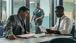 Vorne L-R: Howard Keleshian (Alfred Molina), Jack Radcliff (David Oyelowo)